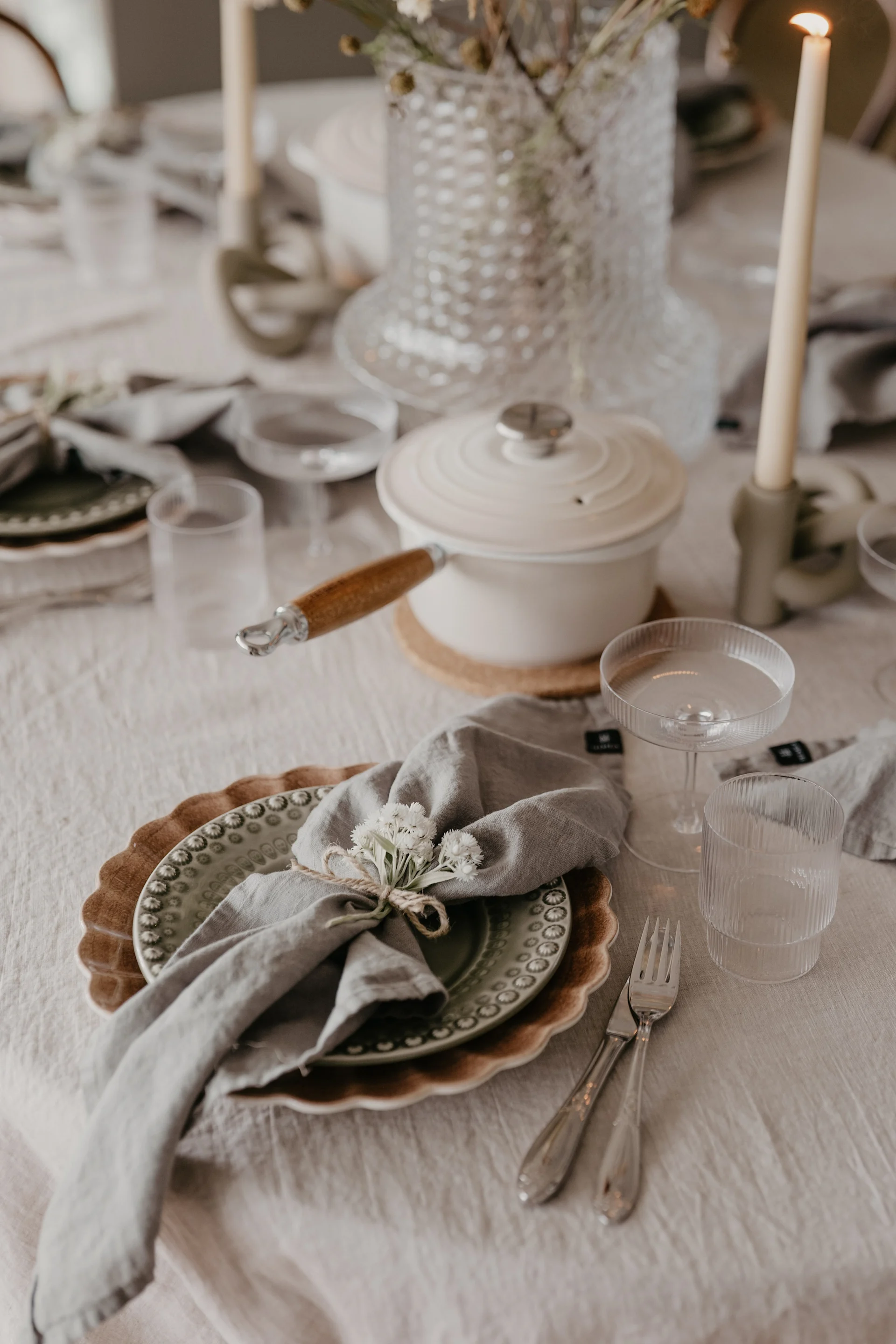 Ett dukat bord med ett tallrikskuvert från Mateus och PotteryJo med torkade blommor som dekoration hemma hos Johanna Berglund @snickargladjen.