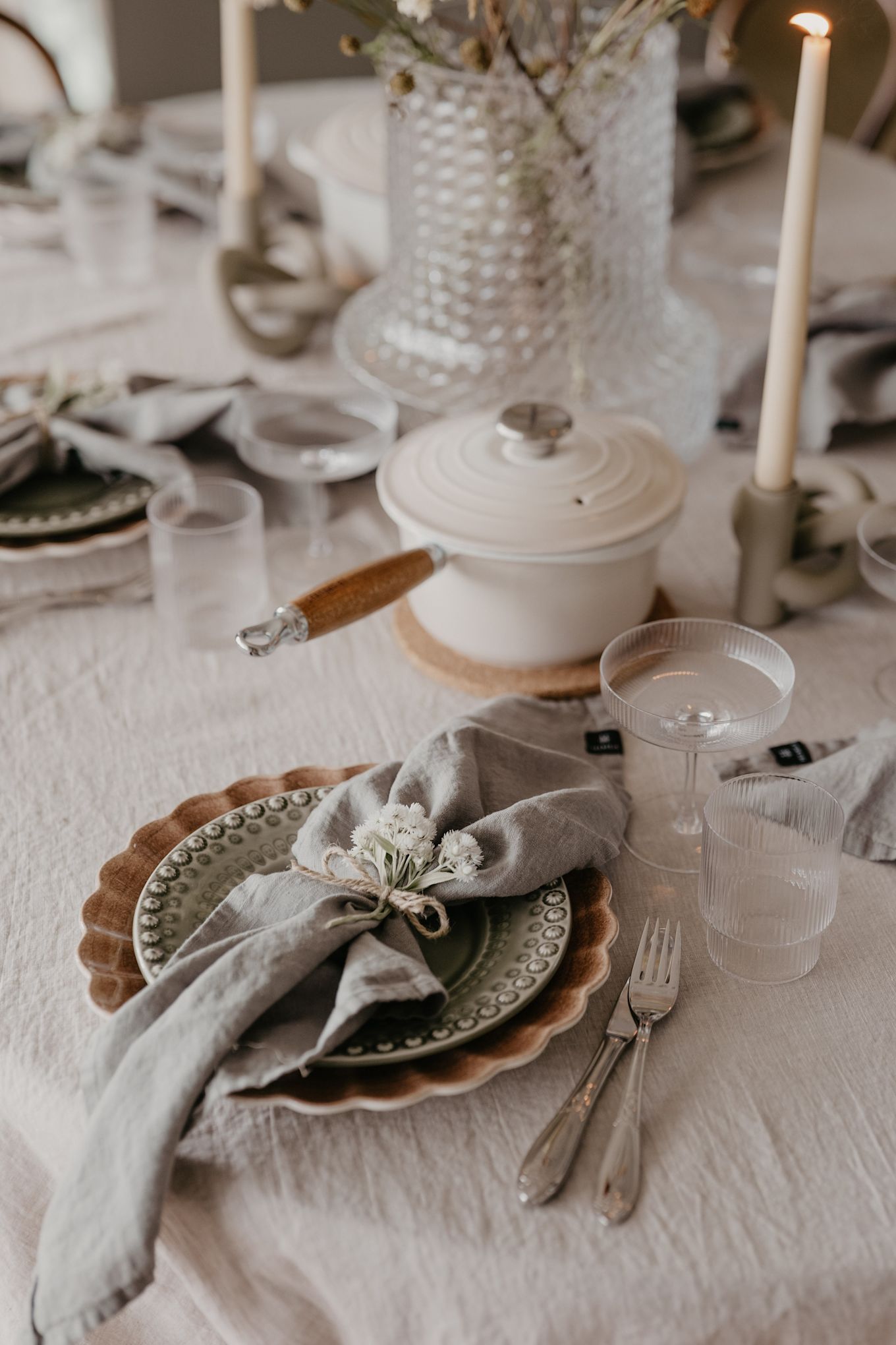 Ett dukat bord med ett tallrikskuvert från Mateus och PotteryJo med torkade blommor som dekoration hemma hos Johanna Berglund @snickargladjen.