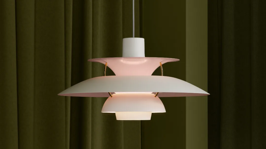 PH 5 Anniversary pendel från Louis Poulsen går i vitt och ljusrosa, speciellt framtagen för att fira varumärkets 150-årsjubileum.