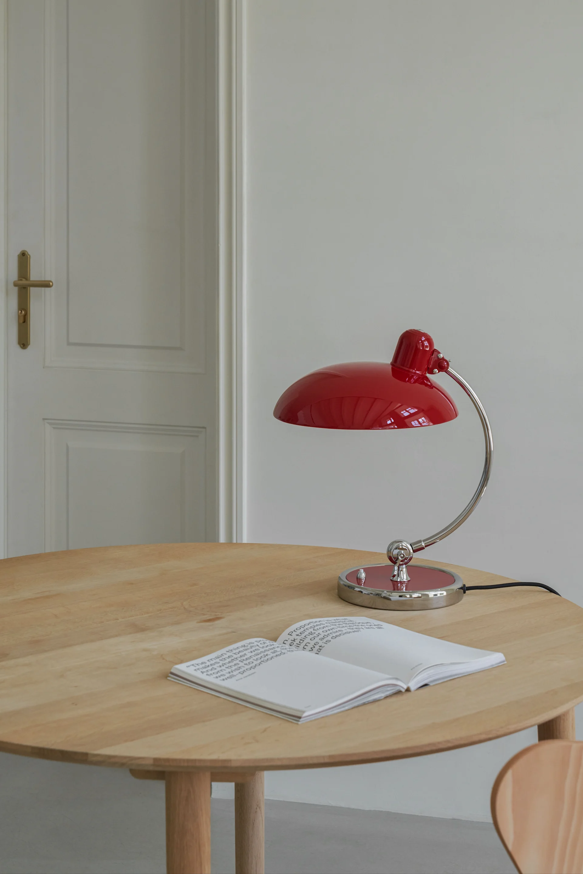 Hög, grön Alvar Aalto vas från Iittala är god skandinavisk design som passar perfekt på matbordet. 