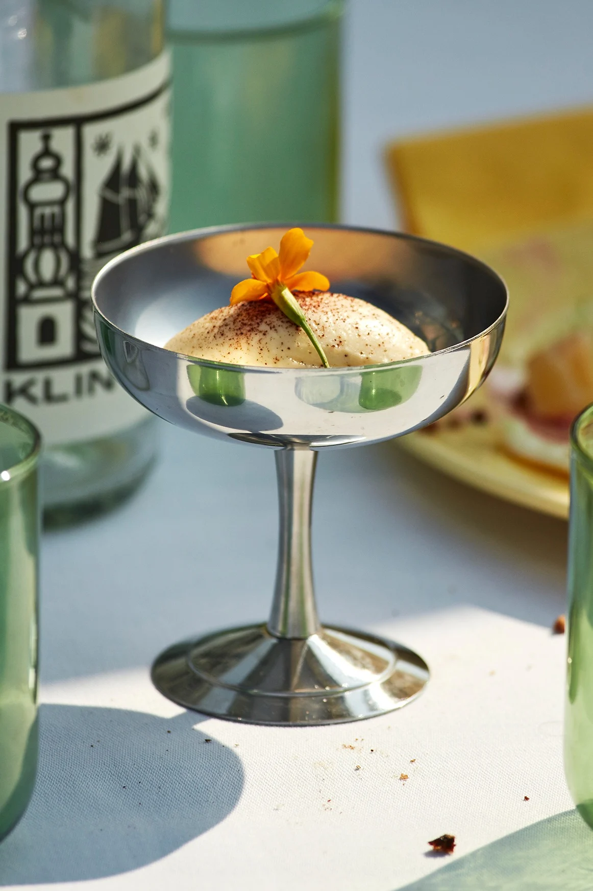 En dessertskål från danska HAY som är tillverkad i rostfritt stål med en stilren, blank design. Skålen har en rundad kupa som gör den perfekt för glass eller andra desserter.