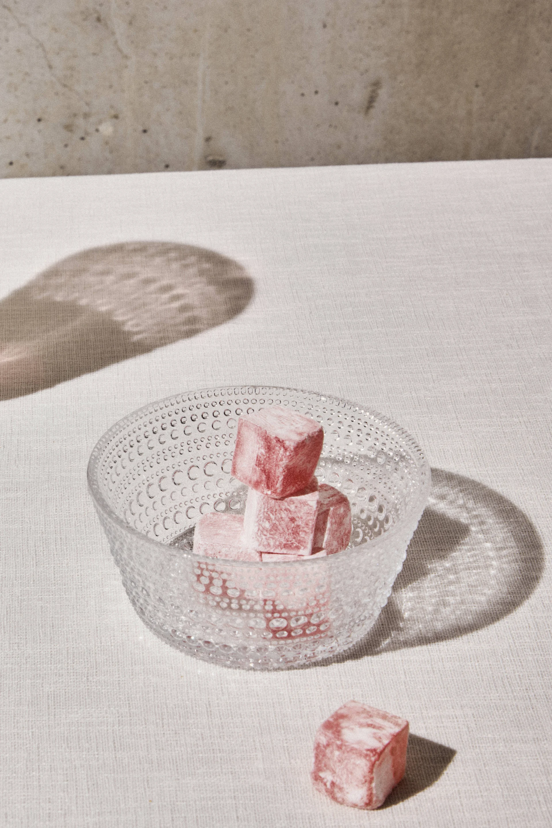 En dessertskål från Iitala och Kastehelmi-serien som är perfekt som tips till julklapp.