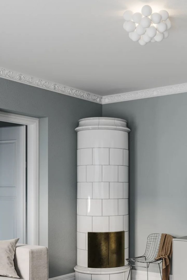 Gross plafond i vitt från By Rydéns är en lekfull variant på plafond där en mängd små klot satts samman i ett kluster och där ljuset sipprar igenom, en perfekt taklampa till vardagsrum i modern stil.