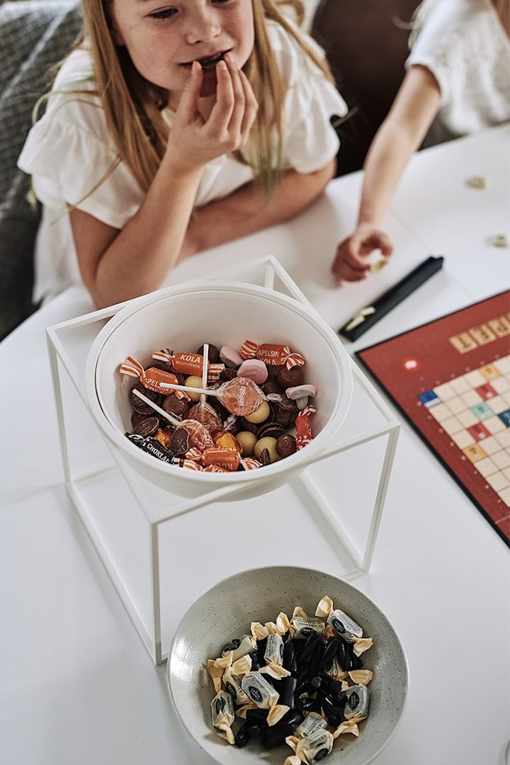 Gästerna mumsar på godis serverat ur stor vit skål från By Lassen på denna middagsbjudning. 