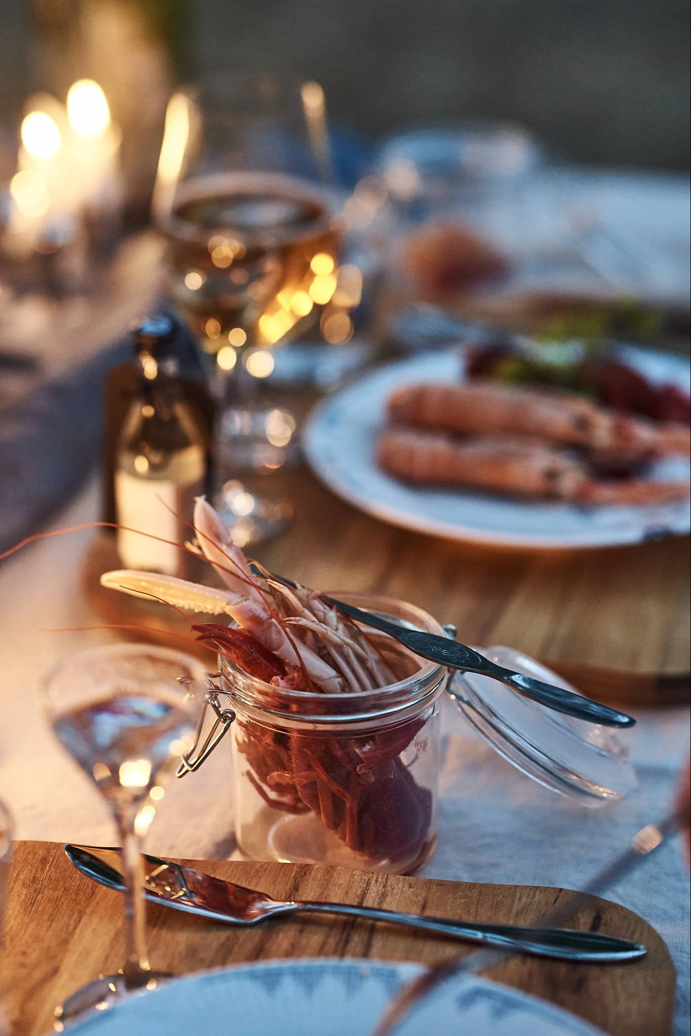 För servett & kräftskal – en enkel glasburk blir en praktisk, mångsidig och kul detalj på kräftskivan.