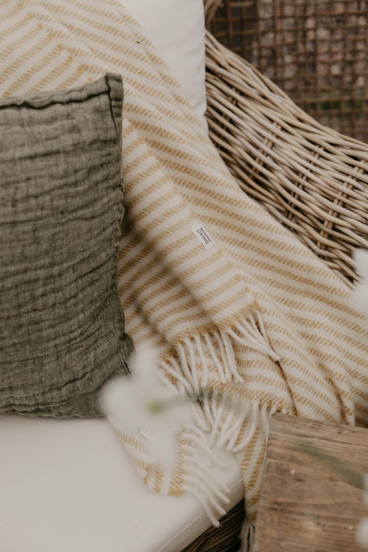 Mysiga textilier såsom Hannelin kudde från Himla och Tidal ullpläd från Scandi Living är perfekt att inreda växthus med. Foto: Johanna Berglund, @snickargladjen