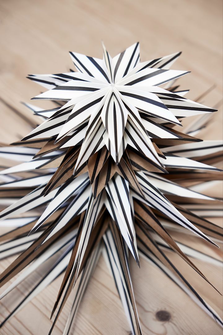 Svartvit adventsstjärna 2023 från OyOy i lekfull och spretig design. 