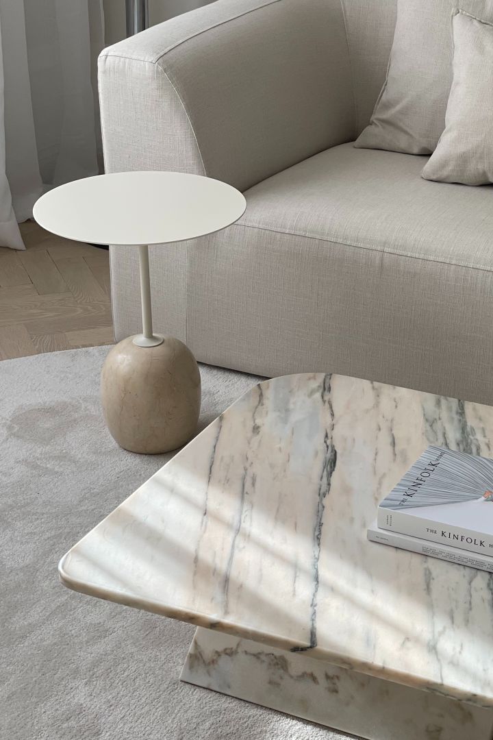 Snygga och trendiga Lato bord LN8 i vit marmor från &Tradition hemma hos influencern @homebynicky är tips på snygga sidobord att inreda hemmet med.