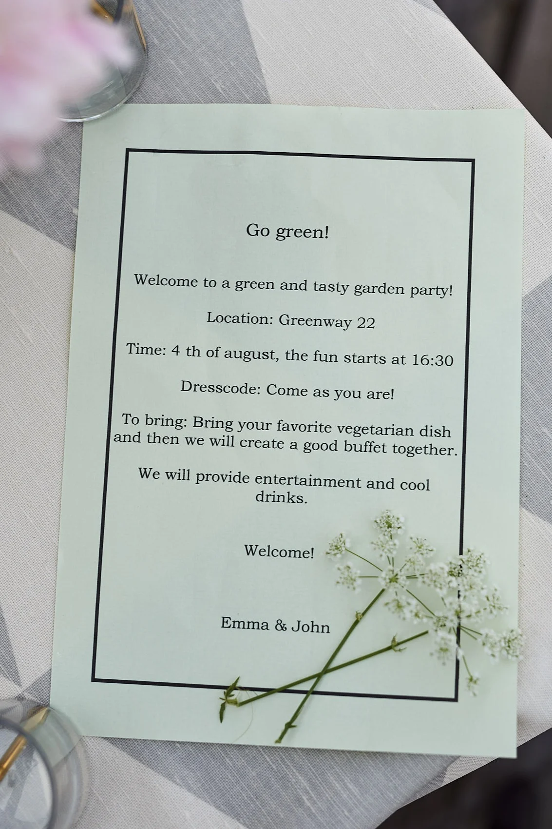 Inbjudan till trädgårdsfest med grönt tema som uppmanar till knytkalas.