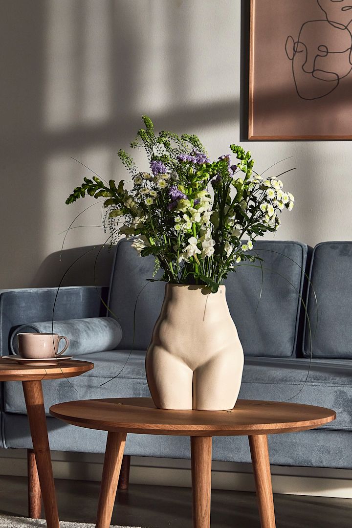 Eleganta Nature vas i beigt från By On som föreställer feminina former är en av säsongens stora vaser för vårens blomster.