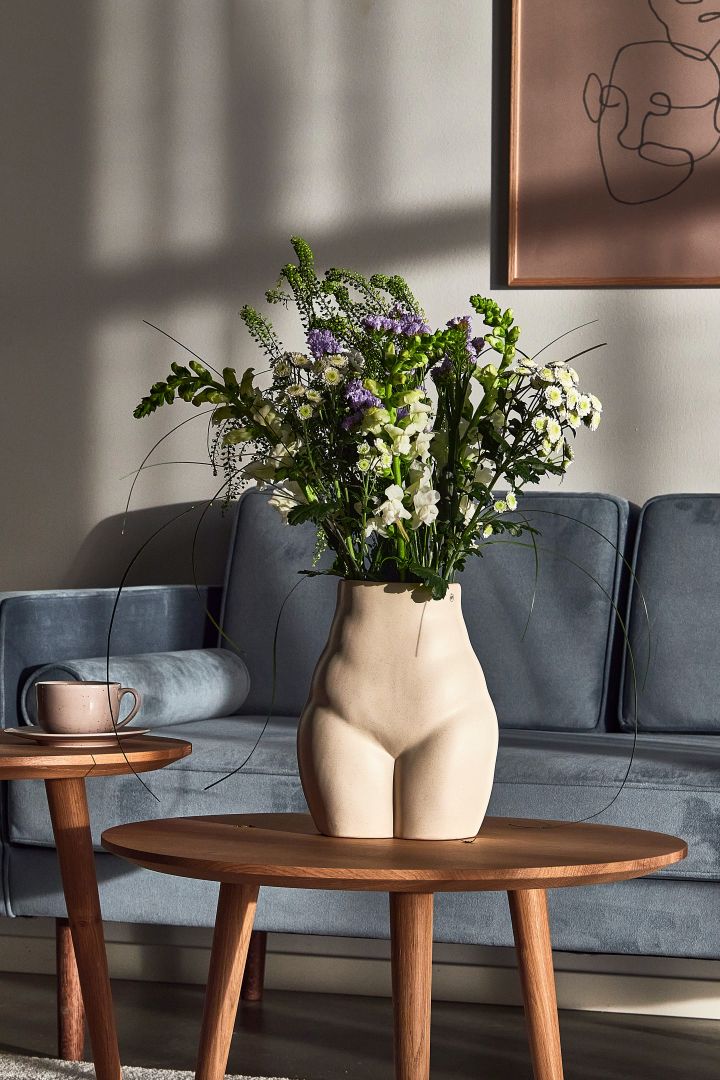 Eleganta Nature vas i beigt från By On som föreställer feminina former är en av säsongens stora vaser för vårens blomster.