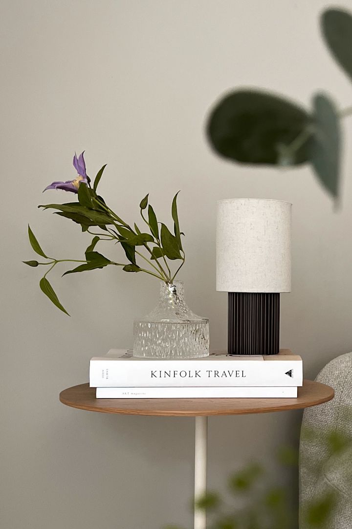 Skapa ett feng shui-vardagsrum genom att inreda med blommor och gröna växter för att sprida positiv energi. @villanyhus