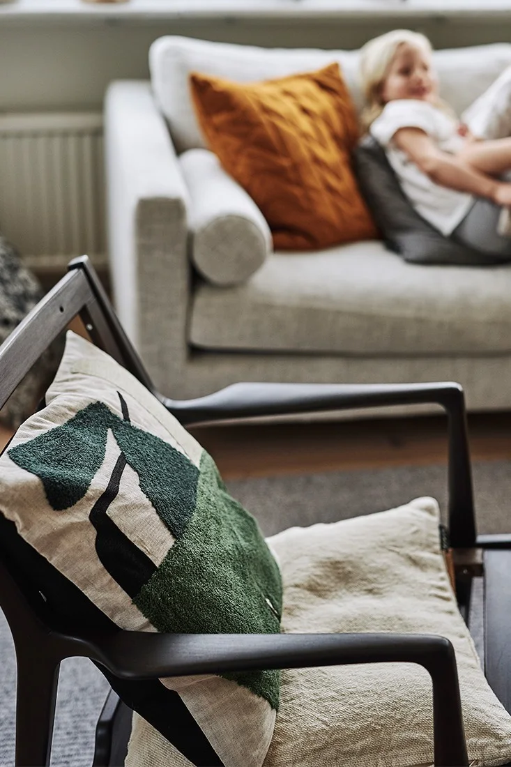 Art kudde från House Doctor har ett grafiskt motiv i grönt och beige – kudde i sann skandinavisk stil som mjukar upp en matplats.