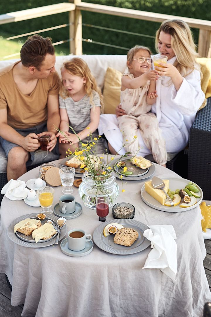 En frukostdukning på terrassen är uppdukad på grå linneduk med vita linneservetter som enkelt sedan kan tvättas i tvättmaskin. 