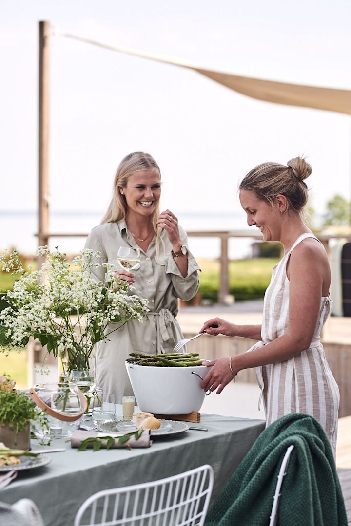 Grilla vid bordet på trädgårdsfesten med hjälp av en bordsgrill från Eva Solo är ett bra och socialt tips. 