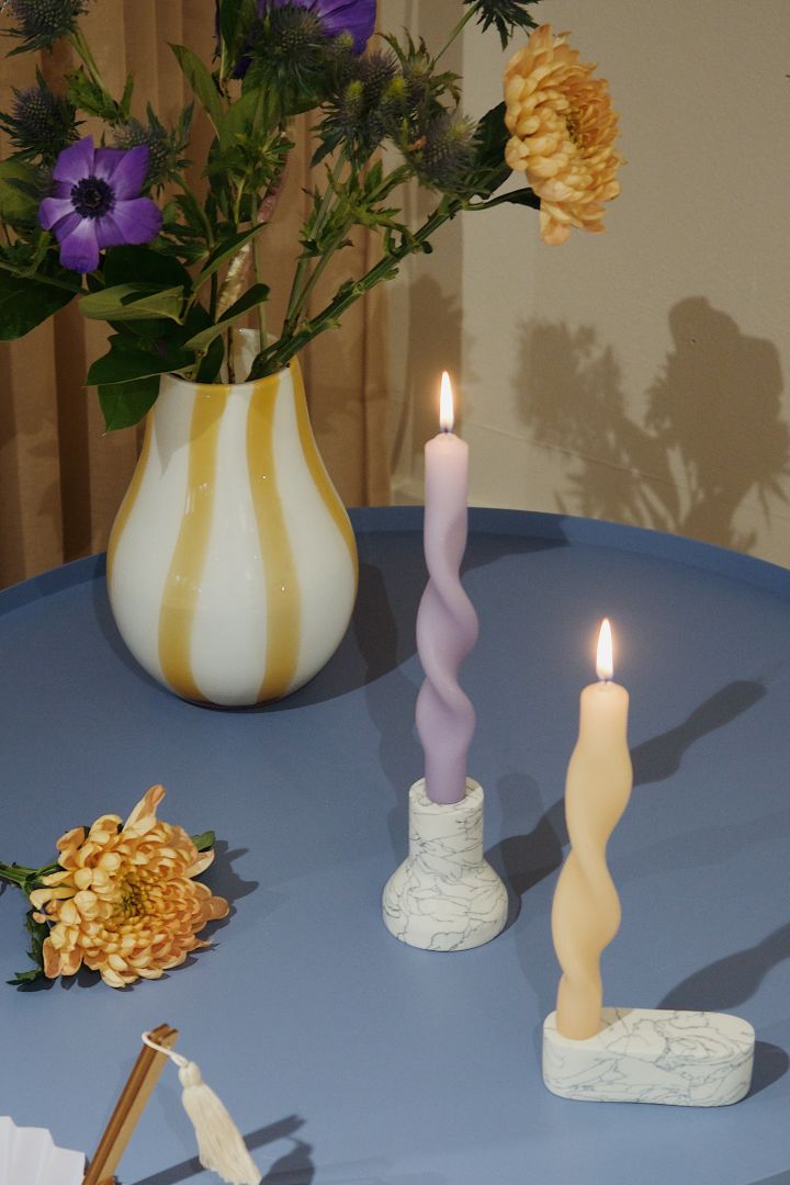 För in pastell i din inredning genom att inreda med Twist Twisted skruvade ljus i lila och gult från Broste Copenhagen.