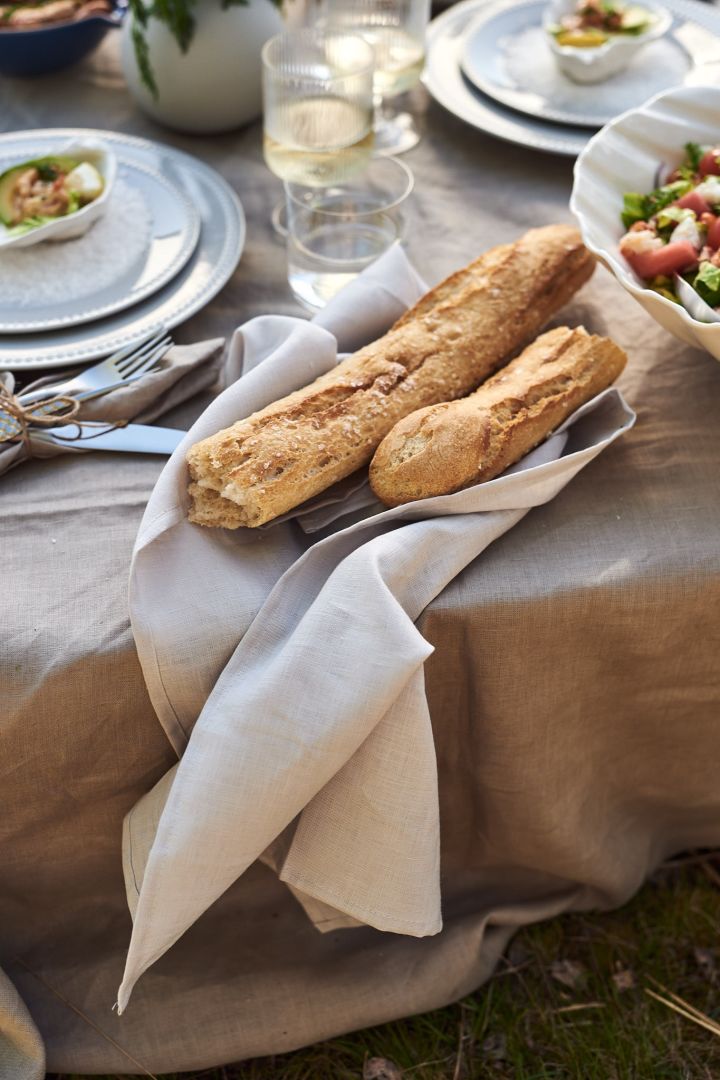 Serveringstips till skaldjursafton och kräftskiva – servera det nybakta brödet på en kökshandduk. 