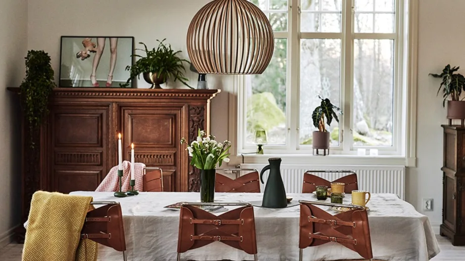 En retroinspirerad matplats står som inspiration för den som vill ha ett ombonat uttryck med bland annat Secto Design taklampa i trä.