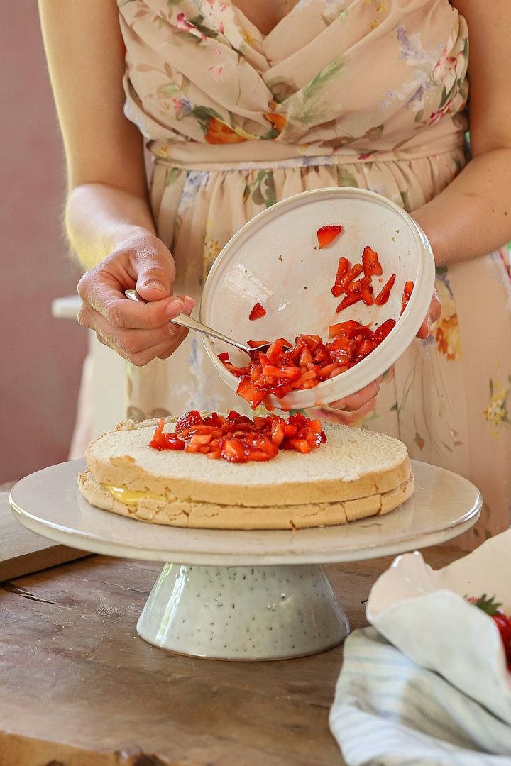 Frida Skattberg "Baka med Frida" bakar enkla tårtor till midsommar såsom denna goda gräddtårta där jordgubbar läggs på tårtan på Nordic Sand Broste Copenhagen tårtfat.