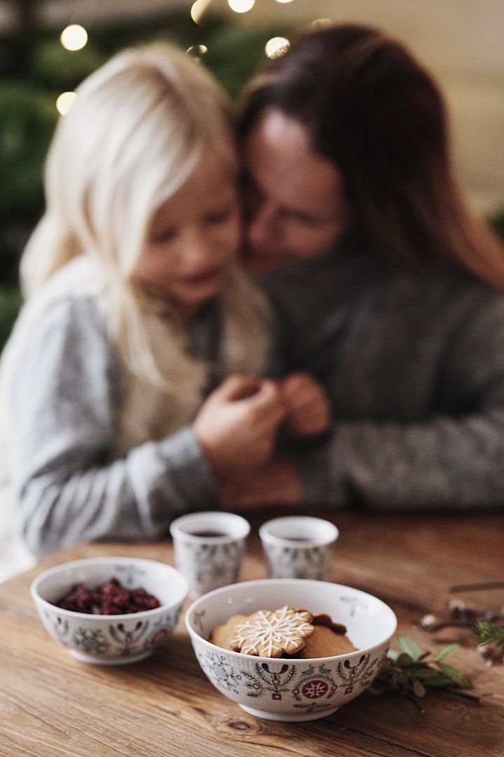 Swedish Grace Winter skål och glöggmuggar används till en mysig och enkel julfika. 