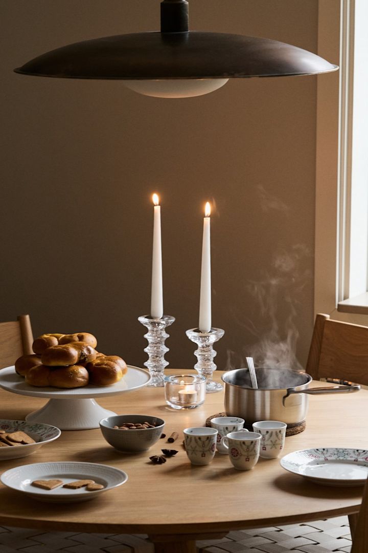 Ett mysigt julbord dukat med saffransbullar, glögg och julservis.