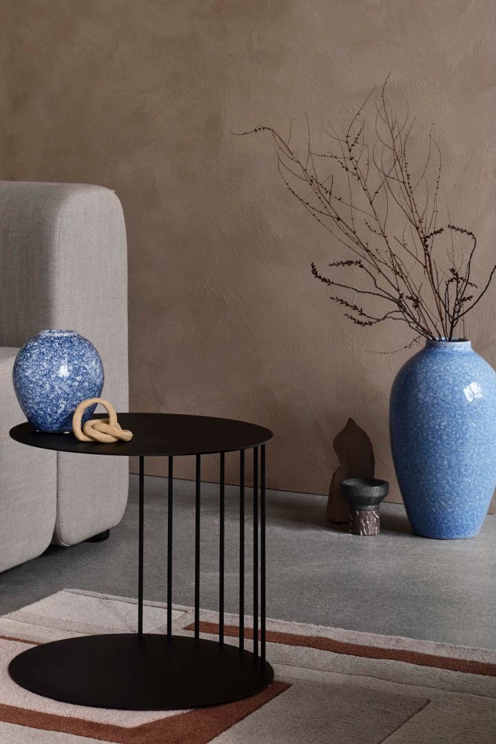 Skapa semesterkänslan i ditt hem med medelhavsinredning såsom Ingrid keramikvaser i en blå fin färg från Broste Copenhagen.