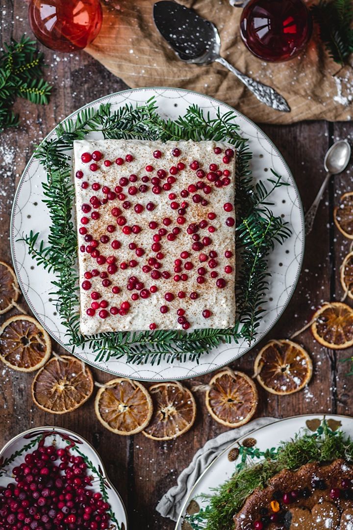 Recept från Hannes Mauritzson på mjuk pepparkaka med frosting och rårörda lingon. 