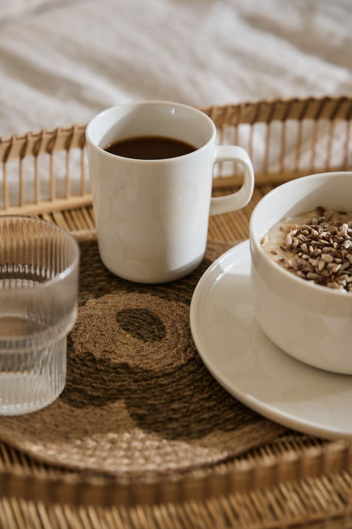 Oiva mugg i vitt från Marimekko, här placerad på en frukostbricka i rotting är en av alla kaffekoppar att älska, den är modern men samtidigt stilren och tidlös i sitt uttryck.