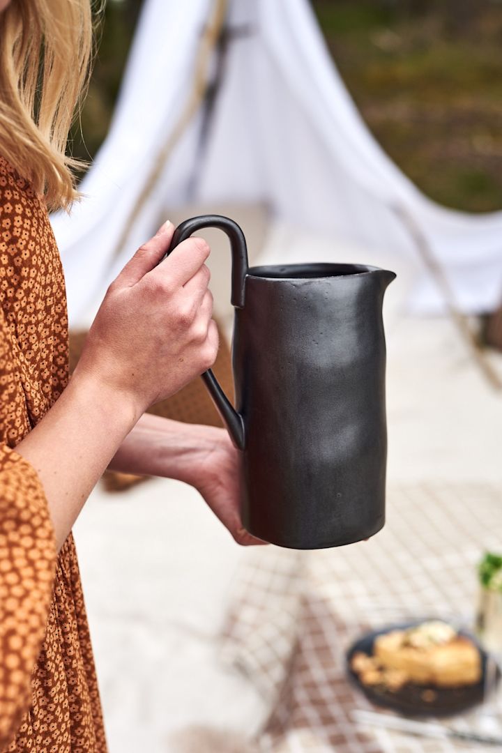 Flow svart kanna från Ferm Living i porslin.