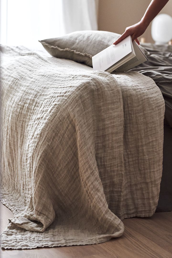 Inred enligt feng shui med Hannelin överkast från Himla i färgerna beige och vit för ett harmoniskt och ombonat sovrum.