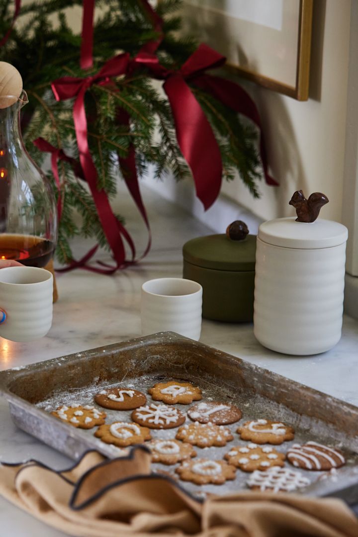 Baka småkakor för att komma i julstämning och förvara bakingredienserna i Ellen ekorrformar från Sagaform.