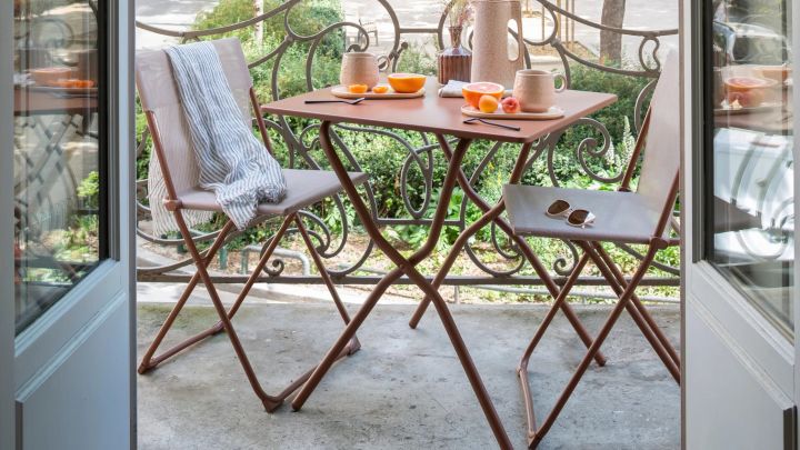 Balcony stol från Lafuma tillsammans med cafébord, ett perfekt litet möbelset för liten balkong som tar lite plats och som går att fälla ihop. De terracotta-färgade möblerna i stål ger ett modernt uttryck och passar de flesta balkonger.