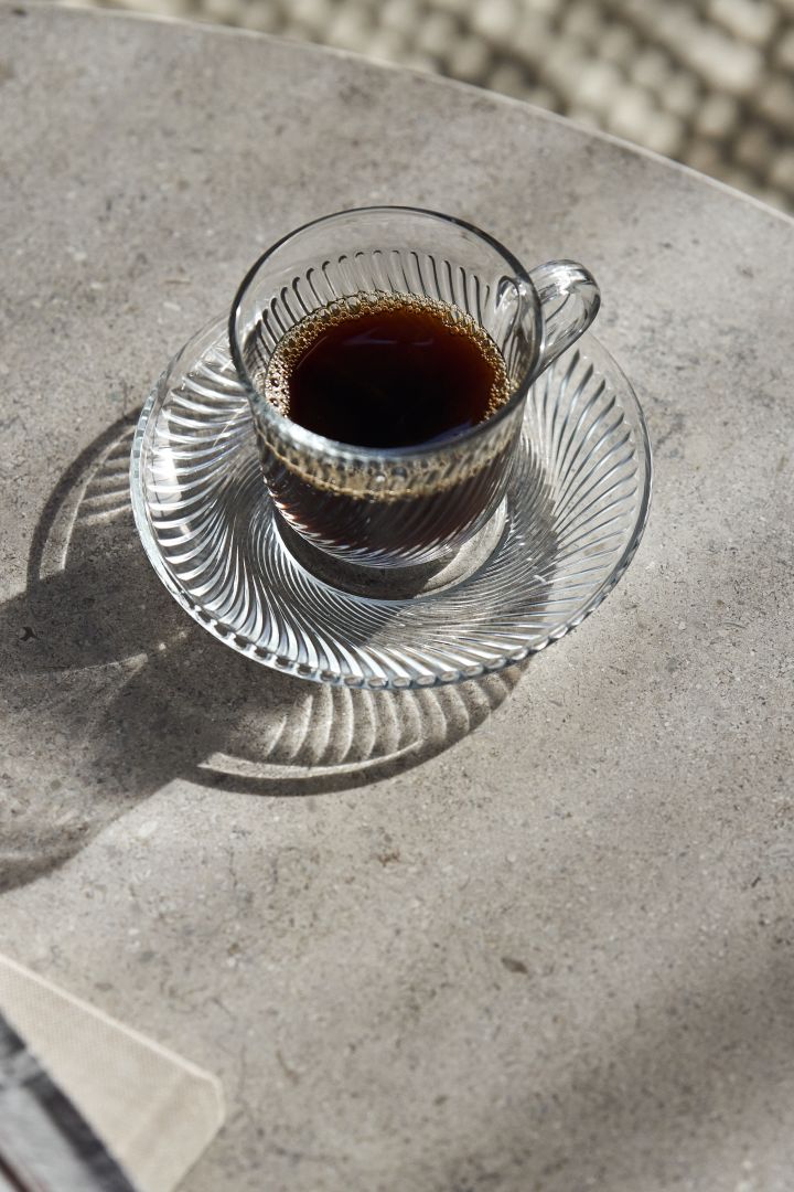 Inredning i räfflat glas är en av årets trender där Pirouette koppen från HAY är en stor favorit som är perfekt för morgonkaffet.