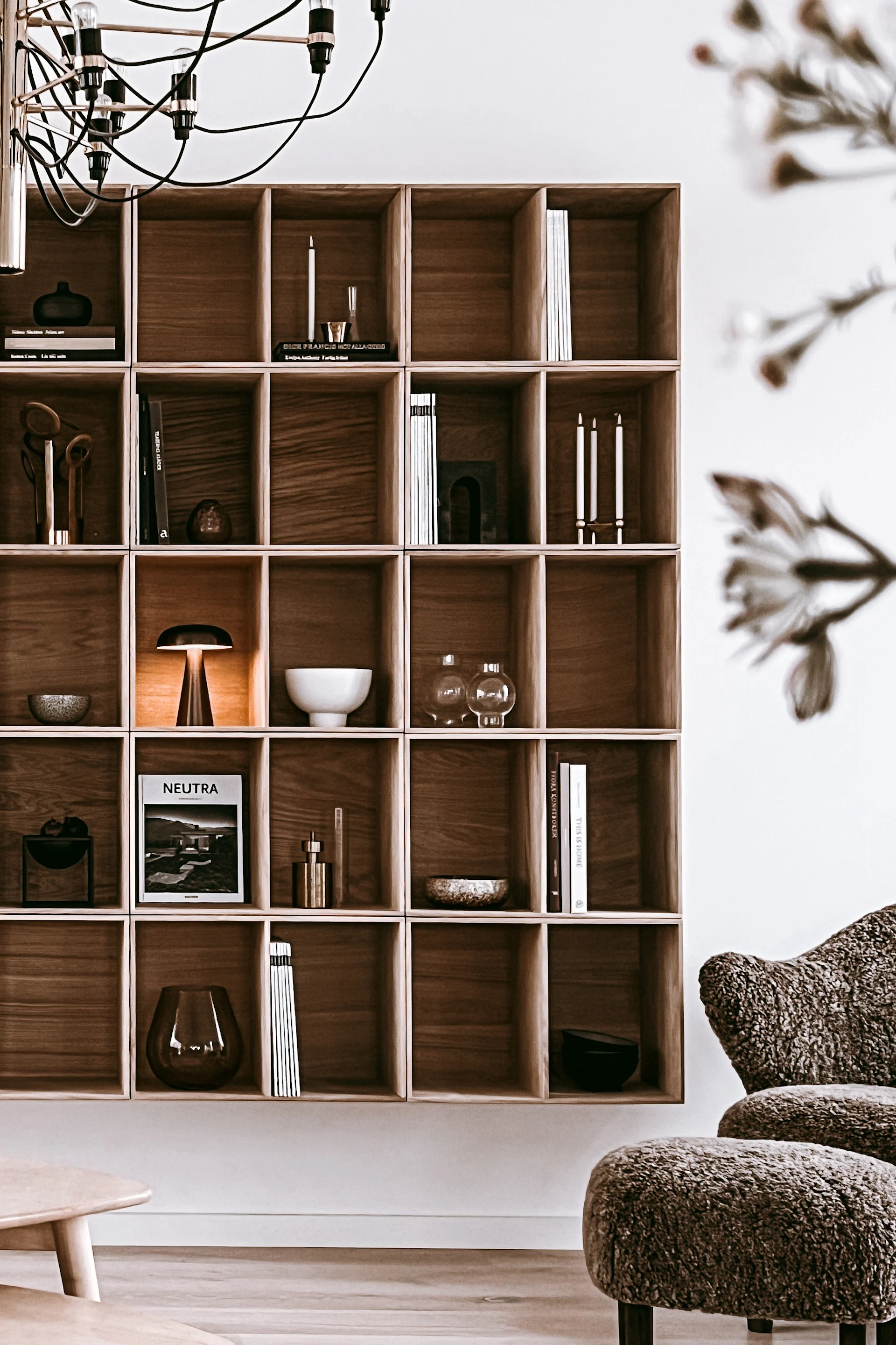 Inreda bokhyllan snyggt - inspiration hemma hos Anela Tahirovic @arkihem där bokhyllan är inredd i en enhetlig färgskala på inredningsdetaljerna.