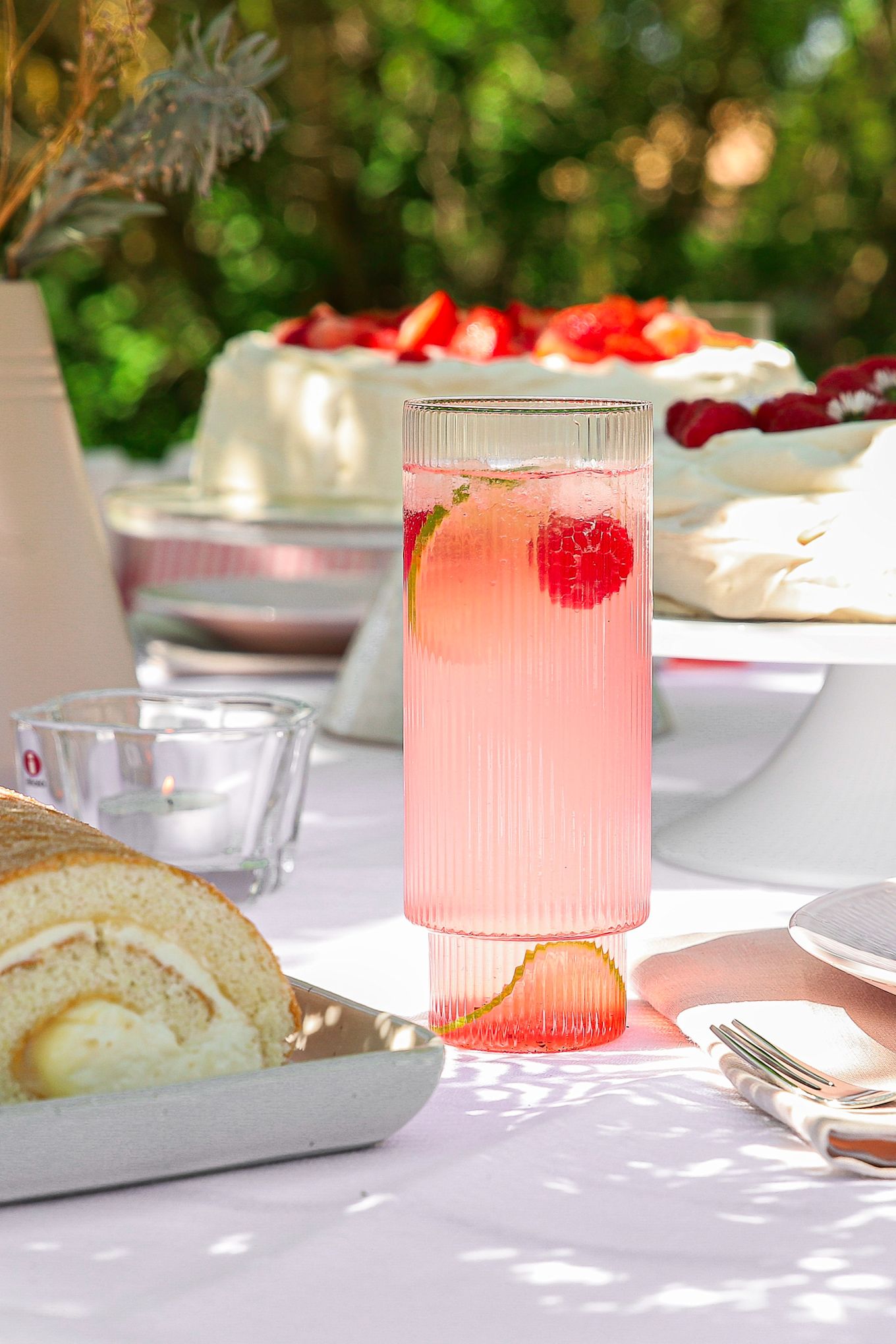 Dekorera en enkelt fin dukning till midsommar med goda drinkar i Ripple Long drink glas från Ferm Living. Foto: Frida Skattberg @bakamedfrida