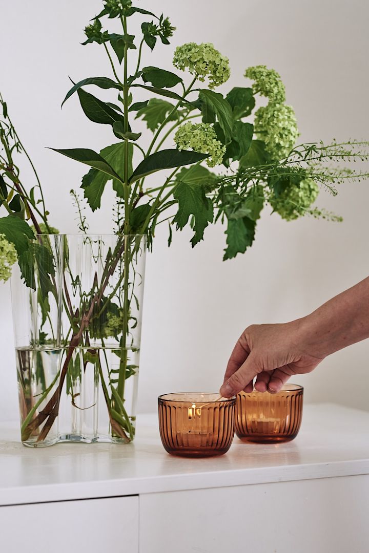 Raami ljuslyktor från Iittala sprider stämning i sovrummet och skapar en lite lyxigare frukost på sängen. 