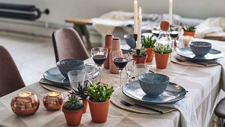 Trendig dukning med rustika servisen Nordic Sea och romantiska glas inväntar gästerna för en mysig kväll.