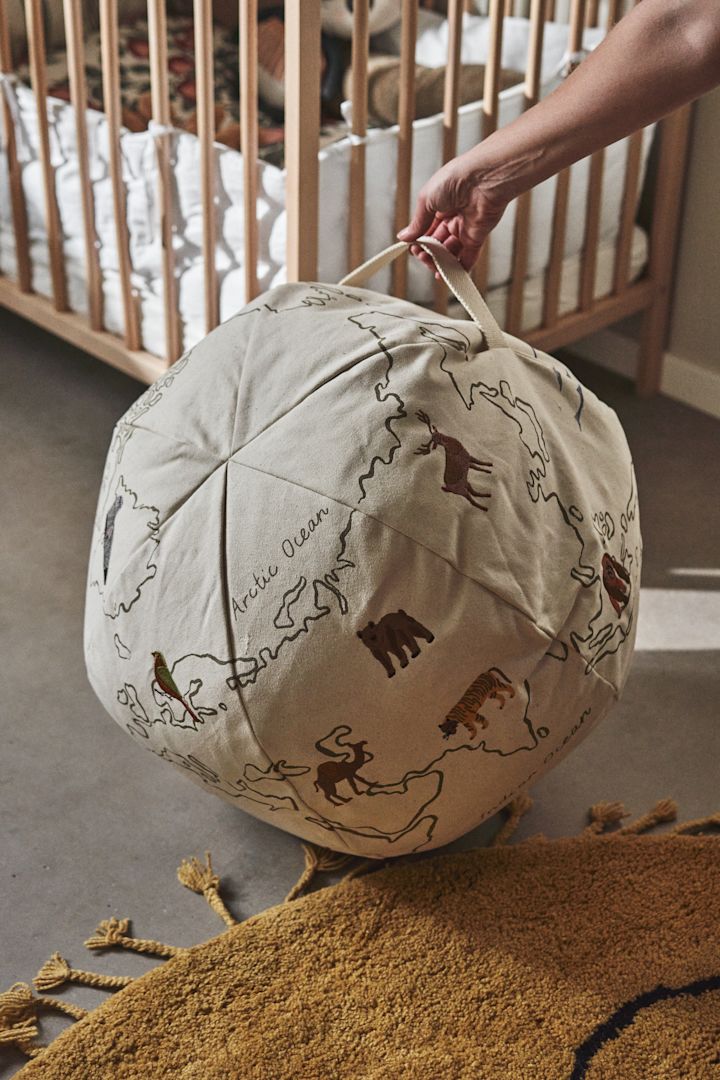 En annan praktisk och dekorativ inredningsdetalj för barnrummet The World sittpuff från Ferm Living, med broderat mönster och praktiskt handtag för upphängning.