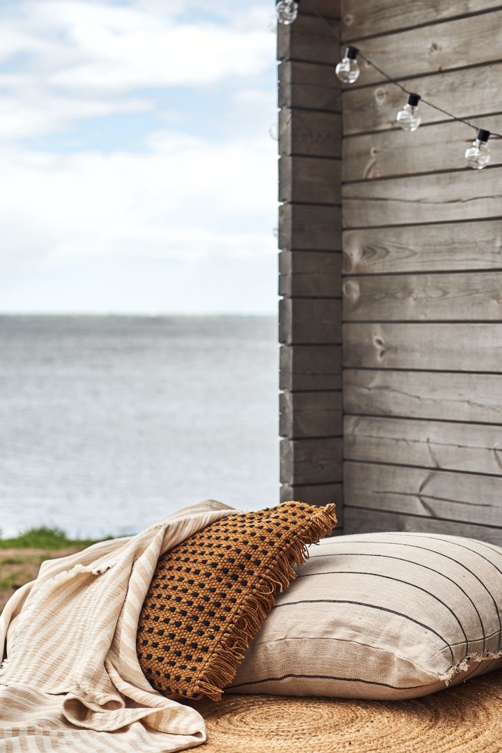 Dekorera din uteplats med Ferm Livings Way outdoor kudde och Calm kudde för en riktig myskänsla i sommar.