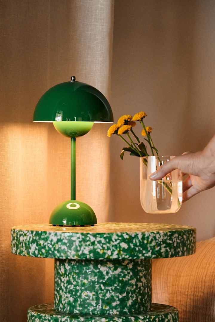 Flowerpot-lampa och Reflector-lampa från Verpan illustrerar lampor på 2700K samt 3000K. 