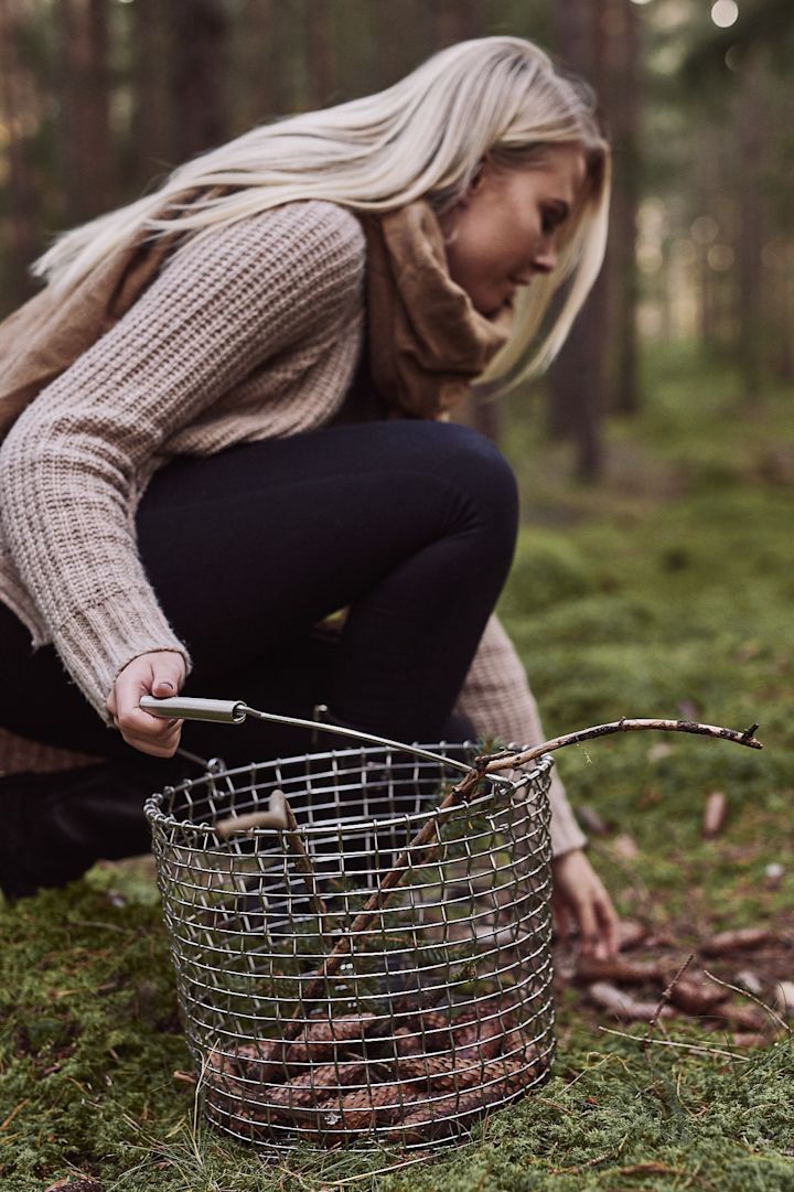 Korgen Korbo 20 används för att plocka kottar och grenar i skogen som ska användas till julpyssel. 