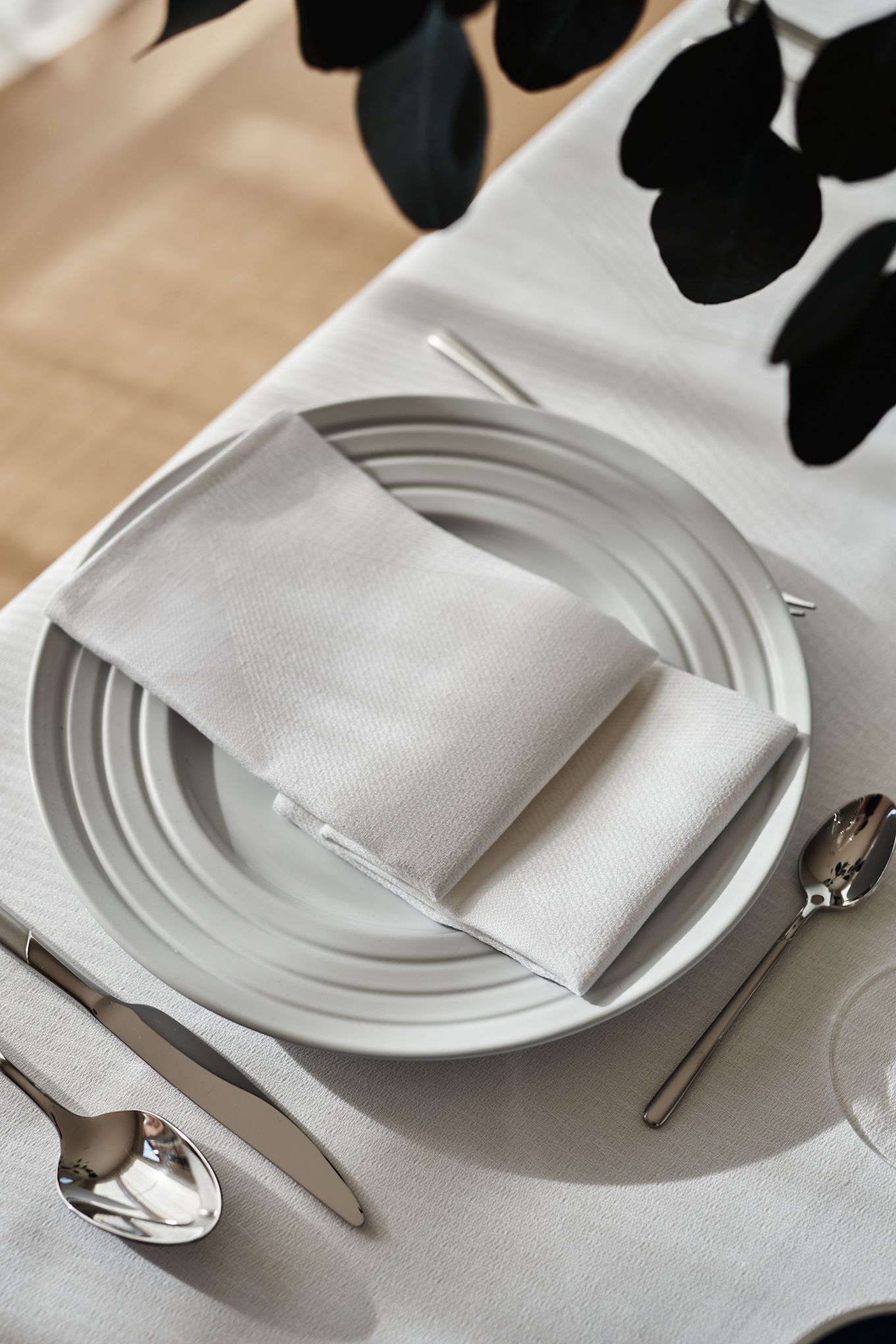 Skapa vackra festdukningar genom elegant Lines porslin från NJRD tillsammans med fina Scandi Living bestick, Geometric linneservetter och linneduk från NJRD.