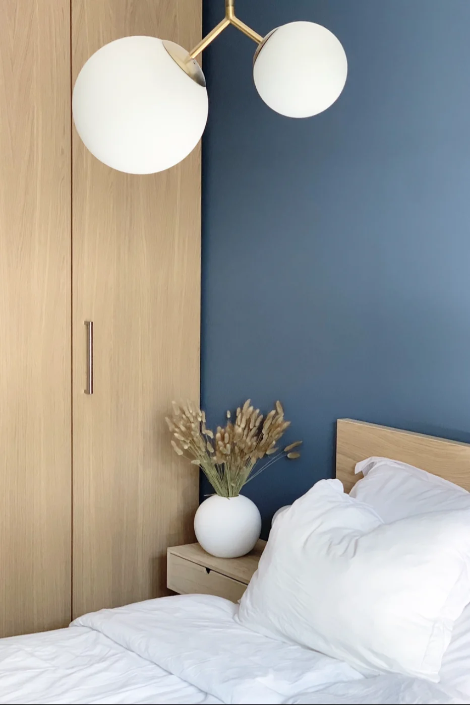 Taklampan Twice från House Doctor har en minimalistisk design med en twist. Den asymmetriska taklampan är stilren samtidigt som den sticker ut med sitt lilla och stora ljusklot. 