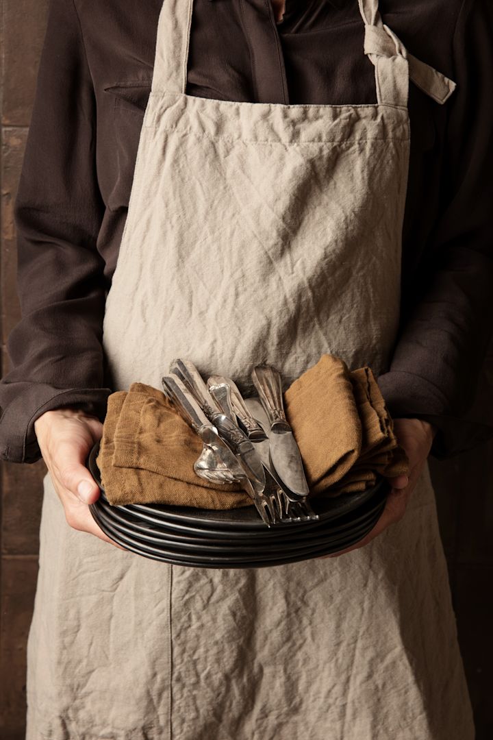 Förnya ditt kök med 11 praktiska & snygga kökstillbehör för enklare matlagning - här ser du stilrena Hale förkläde i färgen Sand från Ferm Living.
