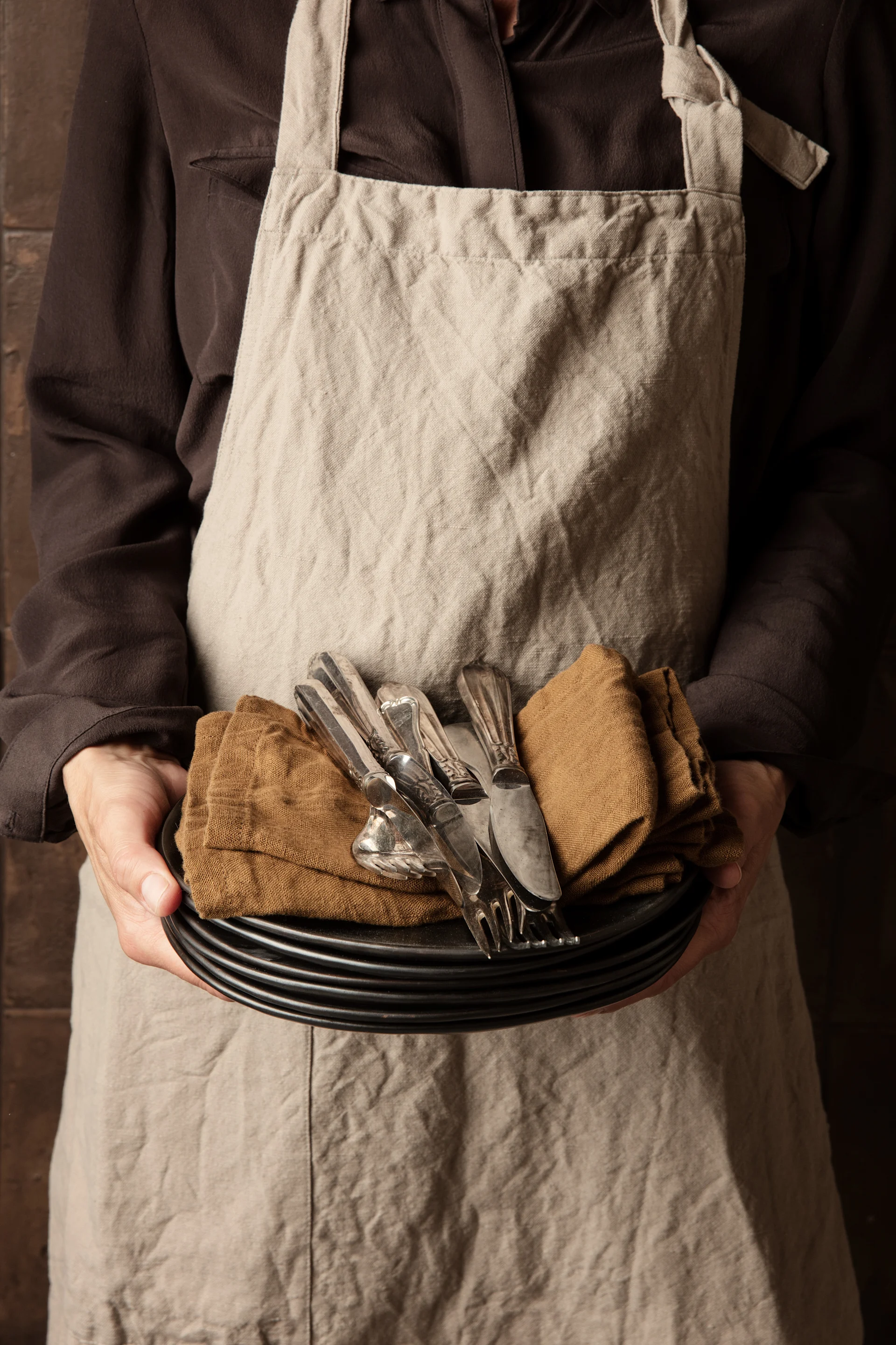 Förnya ditt kök med 11 praktiska & snygga kökstillbehör för enklare matlagning - här ser du stilrena Hale förkläde i färgen Sand från Ferm Living.
