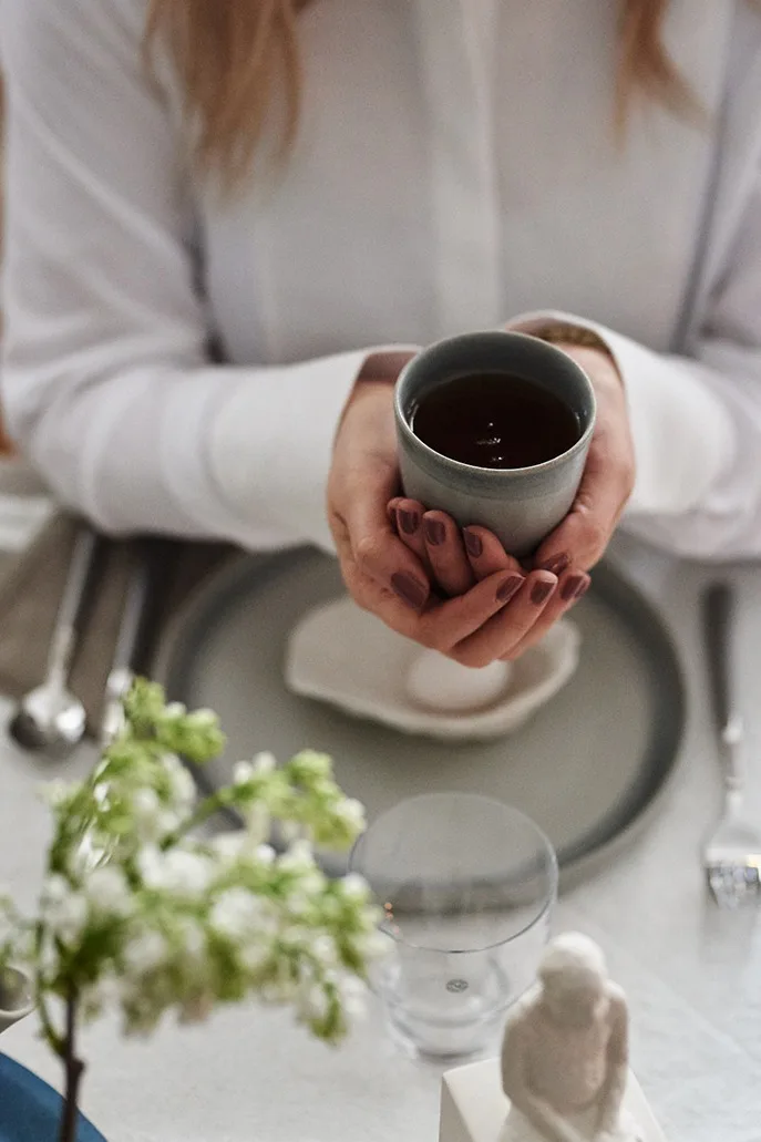 Te avnjuts ur söta Morgon grå kopp från Paradisverkstaden i denna frukostdukning i neutrala toner.