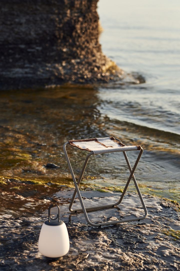 Införskaffa dig en ihopfällbar stol såsom denna Desert pall från Ferm Living för att kunna ta med till stranden, parken eller ja lite överallt i sommar.
