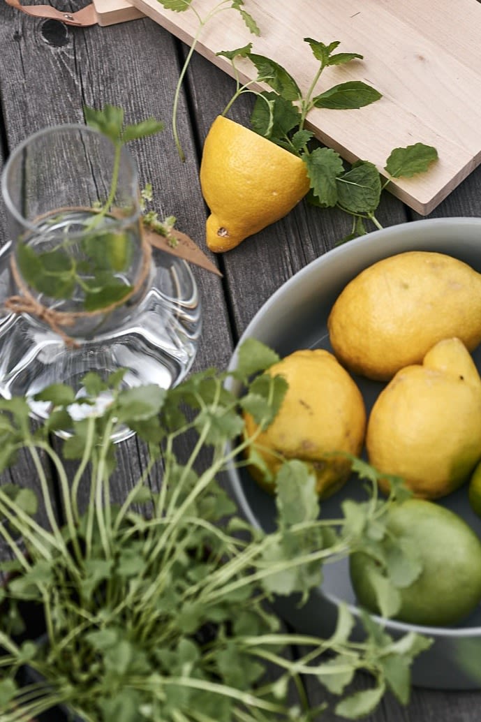 Man skär citroner för att göra lemonad som en aktivitet på sin sommar bucket list. 