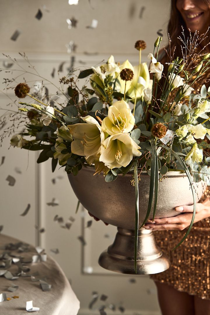 Champagnekylare från House Doctor med en maffig blomsterbukett i blir en festlig detalj till nyårsdukningen.