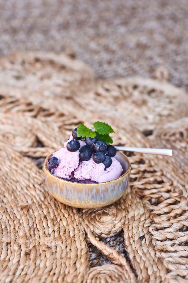 Recept på hemgjord gelato med blåbärssmak – här serverad i liten rustik skål. 